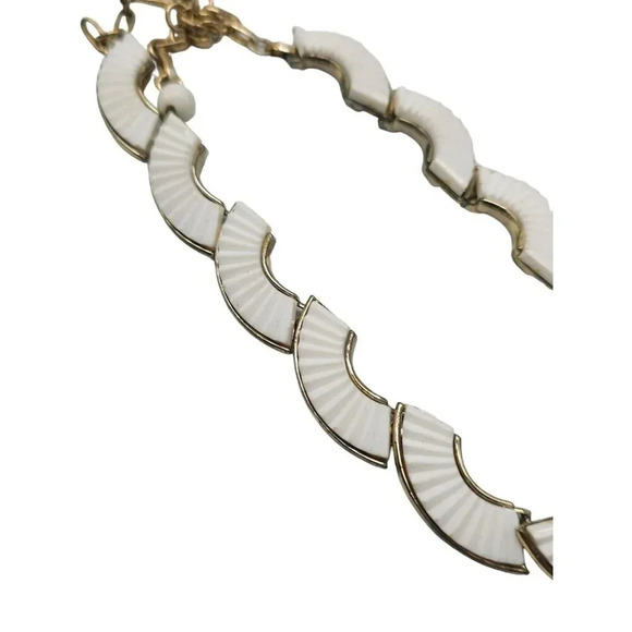 Coro White Thermoset Shell Necklace Gold Tone Vintage 16" - Picture 3 of 10